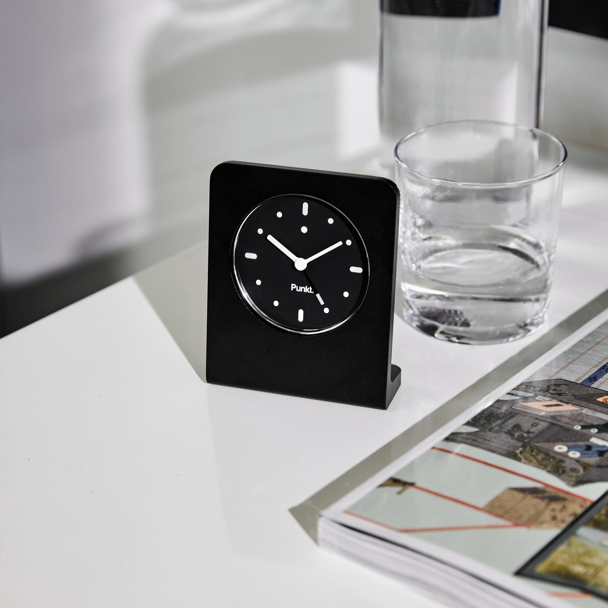 punkt-ac02-wecker-analog-schwarz-mit-led-licht image 4